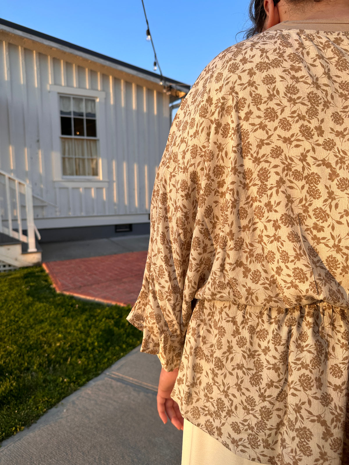 THE MAGNOLIA-FLORAL TAN EXTENDED TOP